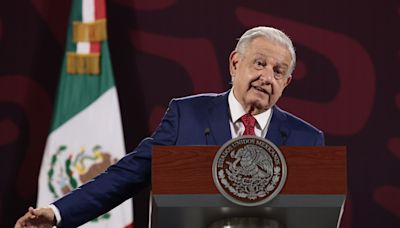 López Obrador entrega reporte con 21 puntos a padres de desaparecidos de Ayotzinapa