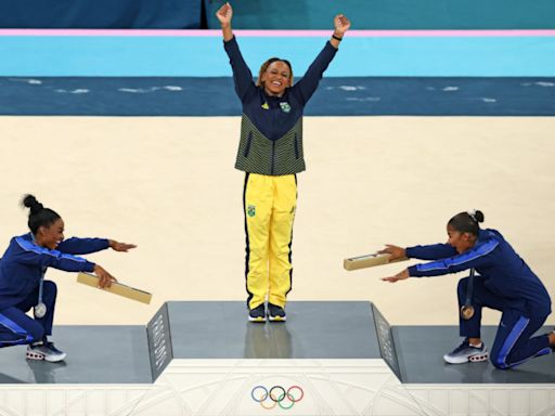 Rebeca Andrade supera a Simone Biles y gana la medalla de oro en el ejercicio de suelo de París 2024