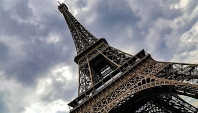 ¿Impacto celestial? Rayo impacta la Torre Eiffel en París