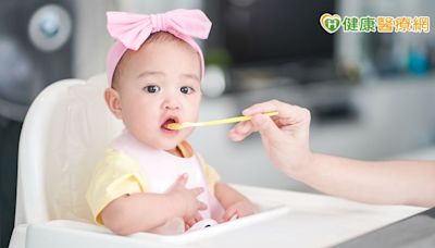 1歲寶寶可以跟著大人一起吃飯？ 營養師提副食品建議 - 健康醫療網