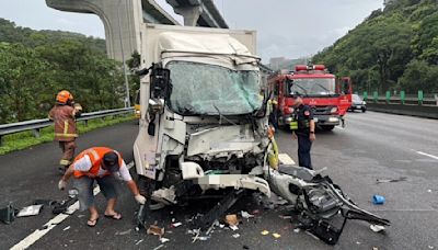 國1南下大貨車追撞拖板車！ 駕駛慘困扭曲車體