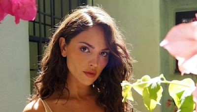 Eiza González impacta con vestido rojo satinado