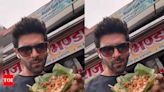 Kartik Aaryan enjoys local street-side chaat in Orchha amid 'Bhool Bhulaiyaa 3' shoot | Hindi Movie News - Times of India