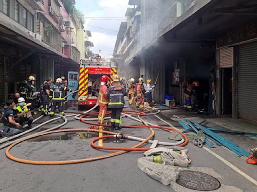 新北三重電鍍工廠火舌竄燒疏散3名住戶 機台碳化嚴重研判機器起火