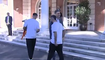 "Solo le ha faltado limpiarse la mano": una experta en protocolo analiza el saludo de Dani Carvajal sin mirar a la cara a Pedro Sánchez y dicta sentencia