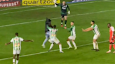 Torcedor invade campo para bater em atacante do Inter após pênalti perdido e leva soco de jogador rival