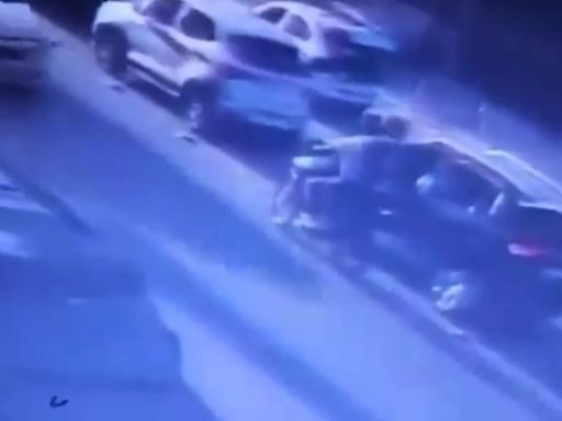 Policial reage à tentativa de assalto na Taquara, na Zona Oeste, deixa um suspeito morto e outro baleado; veja vídeo