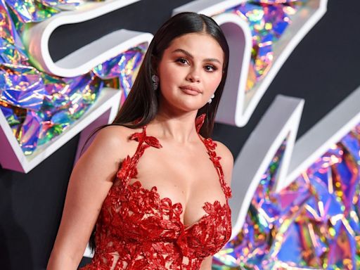 Selena Gomez is a billionaire. She joins 4 other musicians in this elite club.