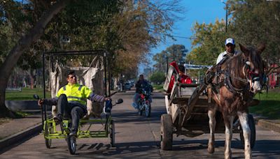 En una lucha contra la tracción a sangre, creó eco-triciclos y los intercambia a recicladores por sus caballos