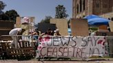 Batalla campal entre manifestantes propalestinos y proisraelíes en la Universidad de California