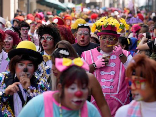 Hundreds in Peru mark Clown Day in hopes of getting the holiday official recognition