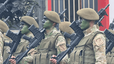 Desfile Militar 2024: Ejército exhibió fusiles ARAD - 7, cuya compra es investigada por la Fiscalía