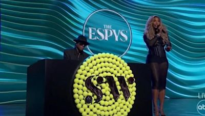 Moment: Serena Williams sings Jamie Foxx's Tennis Ball at ESPYs Awards 2024