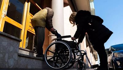 Una madre de Manresa demanda a sus vecinos para lograr una rampa de acceso para su hijo con discapacidad