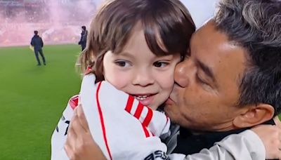 ¡Qué ternura! El abrazo entre Gallardo y su hijo previo al partido ante Atlético Tucumán