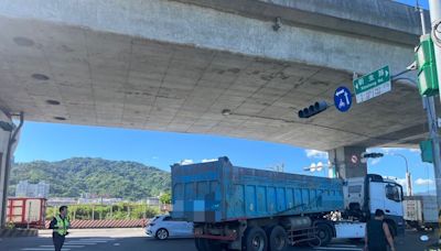 快訊／新北死亡車禍！聯結車右轉輾斃單車騎士 死者身分待查