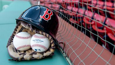 ‘Ultimate Boston moment': Matt Damon, Casey Affleck enjoy day at Fenway Park