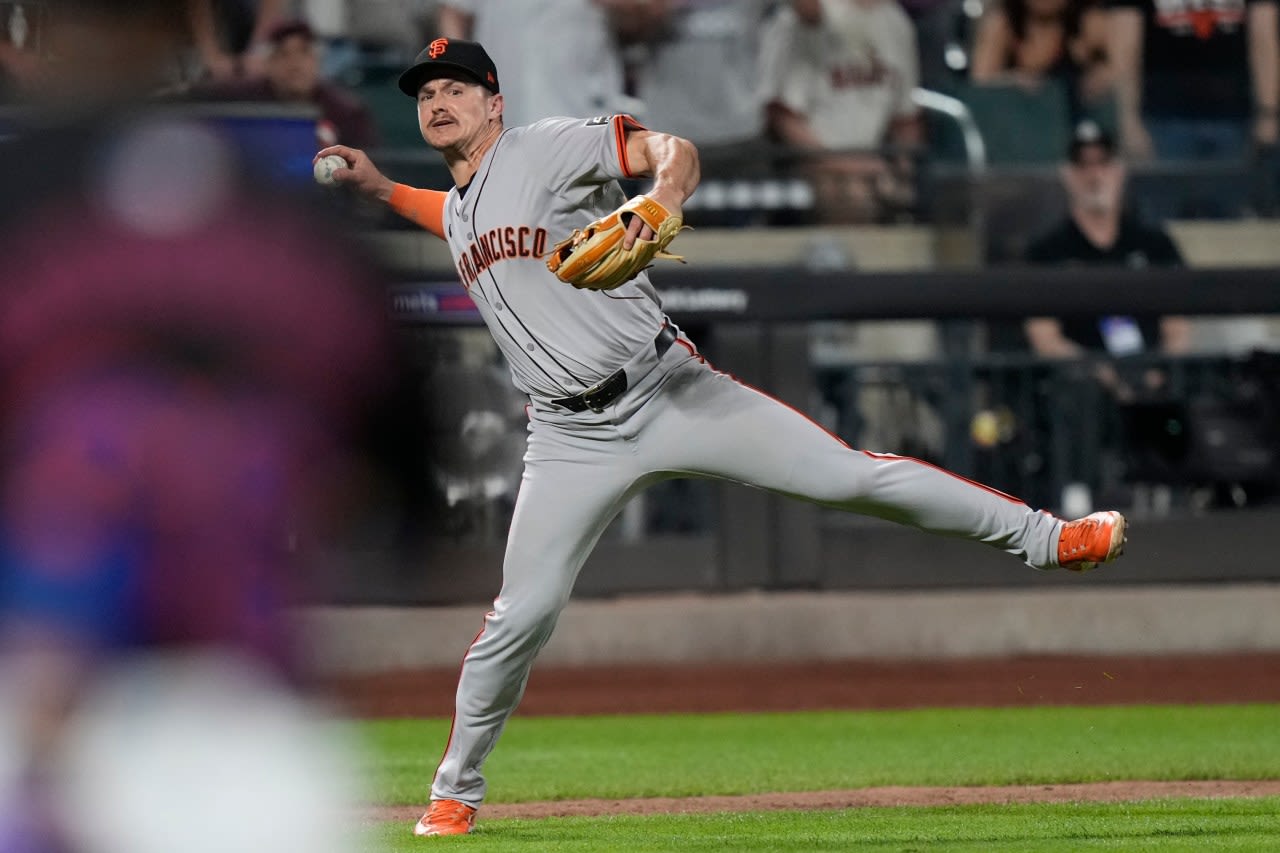 Giants overcome 3rd straight 4-run deficit, hold off Mets 8-7 for wild win