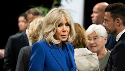 Brigitte Macron très élégante : elle opte pour un total look bleu électrique en tailleur cintré et escarpins hauts