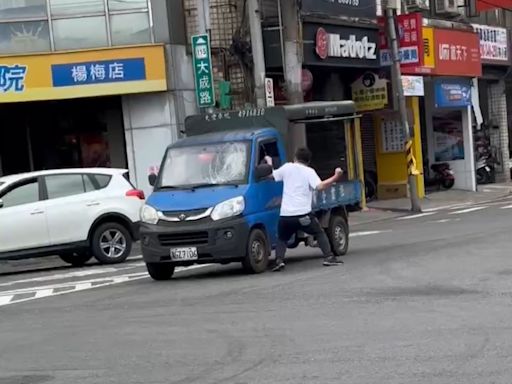 【有片】楊梅男精神疾病突發作 路上隨機攔車狂砸遭強制送醫