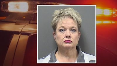 Middle school teacher accused of exchanging nude photos with student