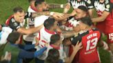 Golpean cobardemente a Paulo Díaz en partido de River Plate: árbitro sólo le puso amarilla al agresor
