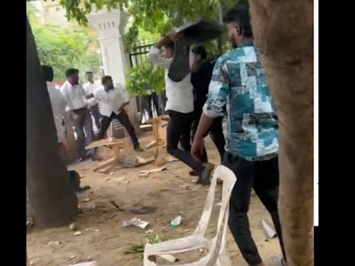 Clashes break out between two groups of advocates in Chennai’s Egmore court | Chennai News - Times of India