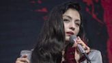 Boric recibe en su casa a la cantante Mon Laferte: "Rica conversa y admiración"