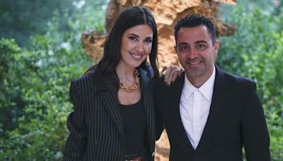 Xavi Hernández acude al desfile de Louis Vuitton con su esposa Núria Cunillera
