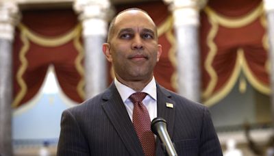 Jeffries reveals he met with Biden on Thursday amid calls from Democrats for him to leave race