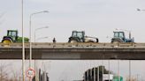 Los agricultores griegos bloquean las principales autovías del país