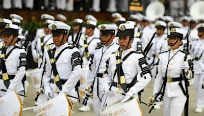 Cadetes juran frente a AMLO servir a la patria en Escuela Naval Militar de Antón Llizardo