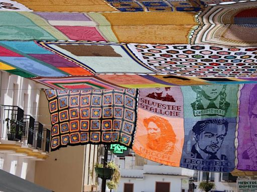 Un toldo de crochet gigante en Alhaurín de la Torre (Málaga) incluye a reconocidos actores y actrices de cine
