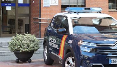 Roban más de 3.000 euros en joyas en Langreo y amenazan con un cuchillo al dueño de la joyería