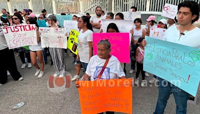 Pobladores se manifiestan en Lázaro Cárdenas, exigen justicia por agresión contra perrita embrazada