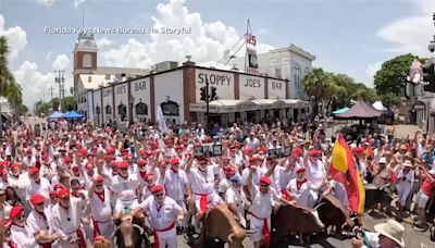 Ernest Hemingway lookalikes participate in Running of the Bulls spoof - KYMA