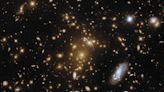 Hubble Telescope gazes into the heart of a monstrous galaxy cluster (photo)