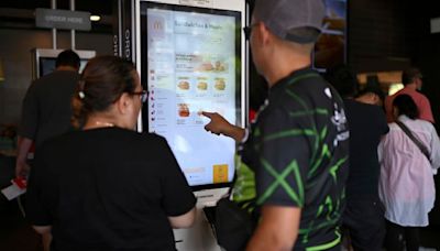 McDonald’s touchscreen kiosks were feared as job killers. Instead, something surprising happened | CNN Business