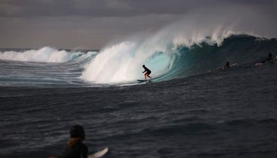 Olympics-Surfing-Tahiti surfing to resume after storm delays