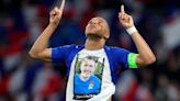 Mbappé celebra su fichaje por el Madrid exhibiéndose con Francia