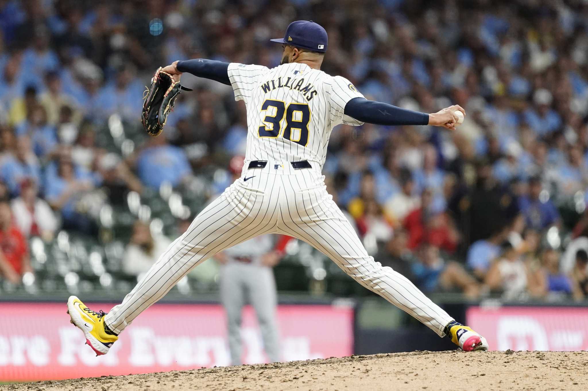 Brewers' Devin Williams shows his worth by closing out the Dodgers on back-to-back days