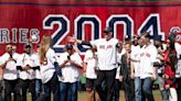 MLB》紅襪04年冠軍成員齊聚主場開幕戰 獎盃獻Wakefield兒女