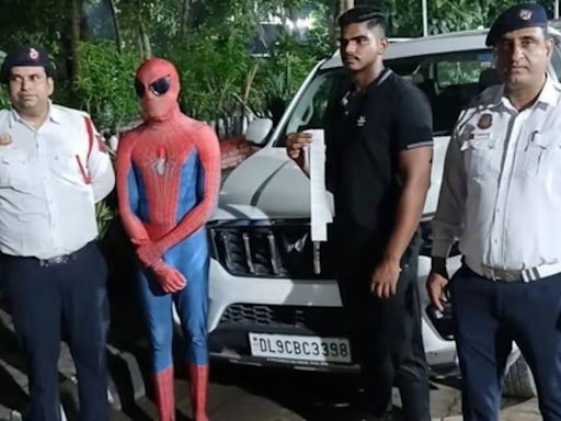 'Homem-aranha' é preso por andar em capô de carro na Índia