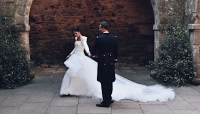 Marina, la novia del vestido convertible y sobrefalda de 50 metros de tul para su boda en un pazo de Coruña