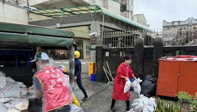 陳亭妃助設封鎖線搬沙包調度抽水機 動員各區支持者回報災情送物資