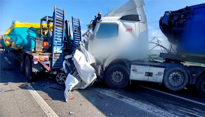 國3重大車禍! 轎車遭2貨車夾擊嚴重變形駕駛亡