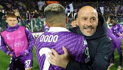 La Fiorentina vola in semifinale, Italiano dà un bacio alla giornalista di Sky Vanessa Leonardi