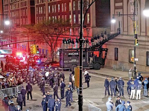 Escala represión policial en universidad; operativo en Columbia