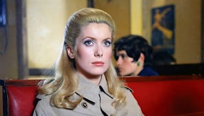 El peinado 60 de Catherine Deneuve en ‘Belle de jour’ que lleva esta cantante es perfecto si tienes poco pelo o se te cae más de la cuenta