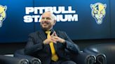 Pitbull pone su nombre a estadio de fútbol americano colegial